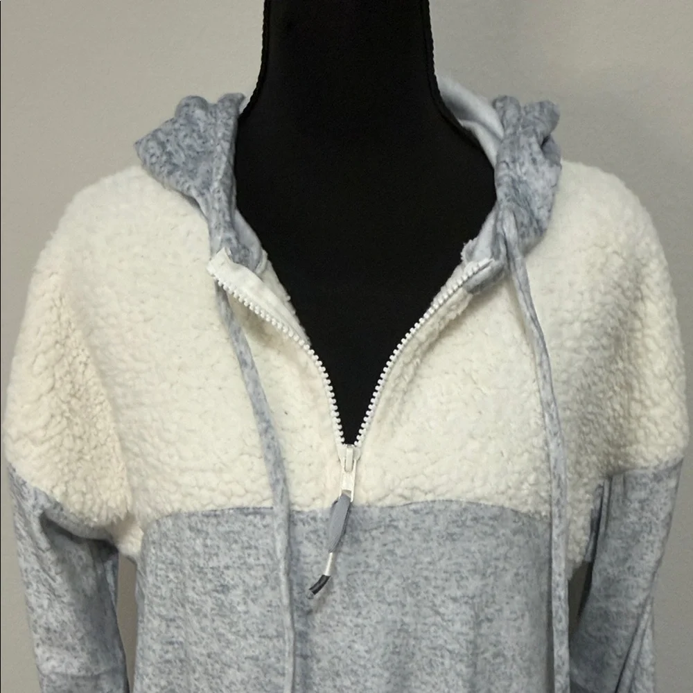 NWT Cuddl Duds Gray and White Hooded Robe